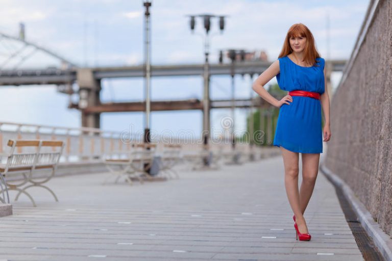 Wear the right jewelry with a navy blue dress to look stunning